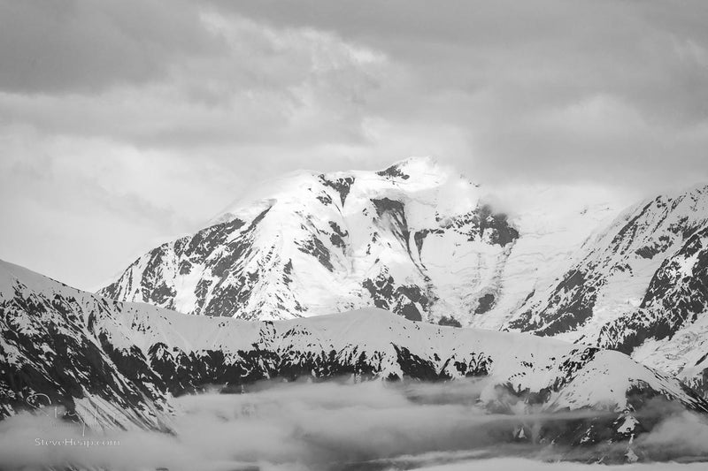 Schwarz-weiße Bergtapete